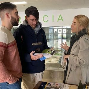 Mesa informativa en la facultad de farmacia